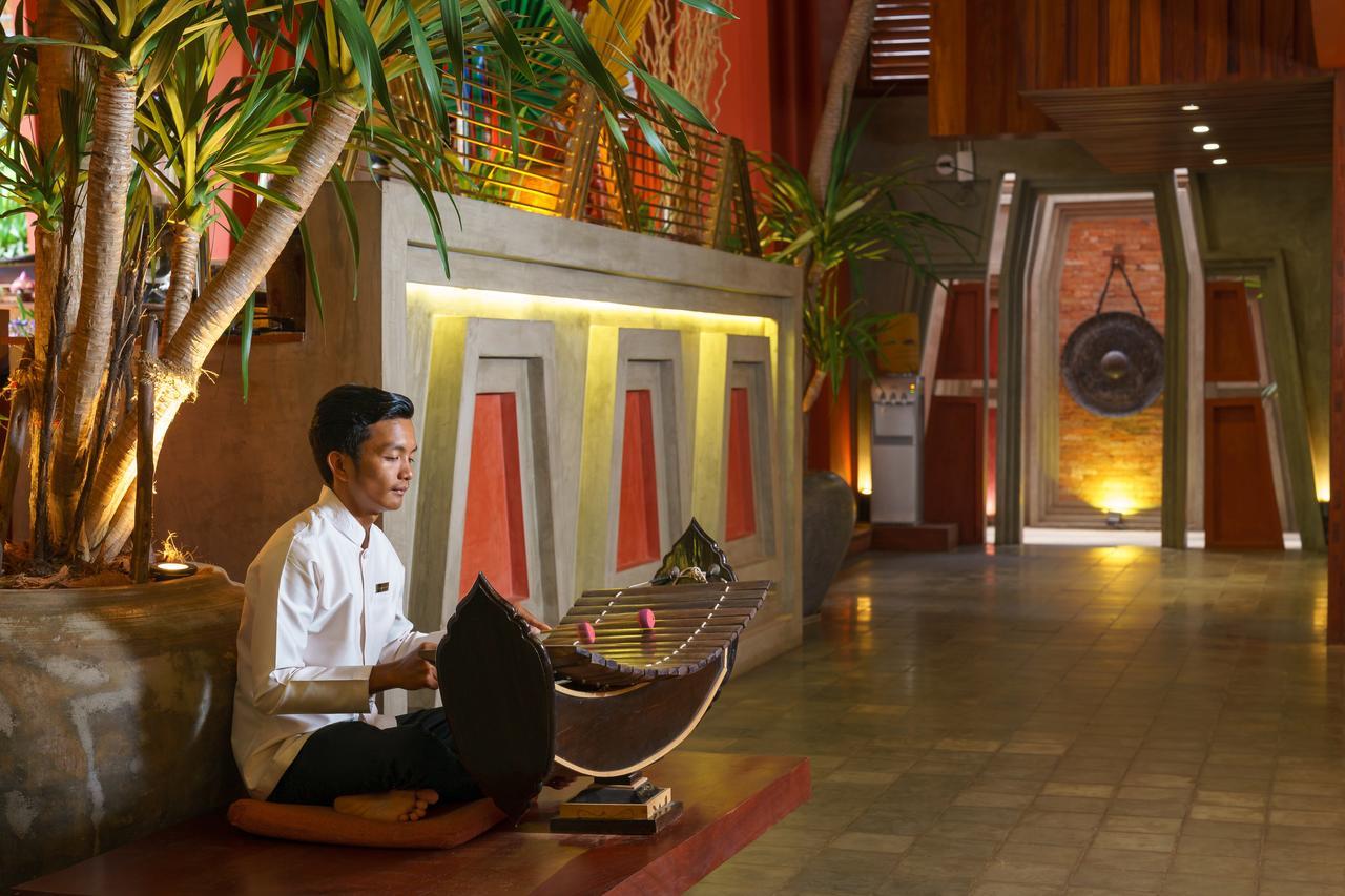Golden Temple Residence Сиемрип Экстерьер фото Thai musician playing the khene