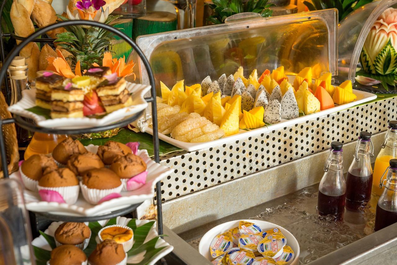 Golden Temple Residence Сиемрип Экстерьер фото A selection of fruit at a buffet