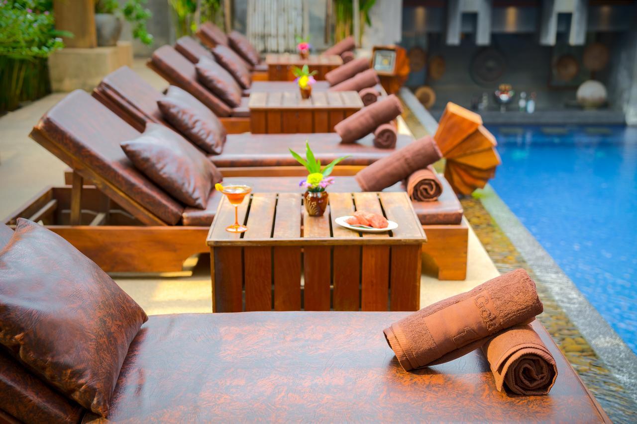 Golden Temple Residence Сиемрип Экстерьер фото Poolside at the hotel