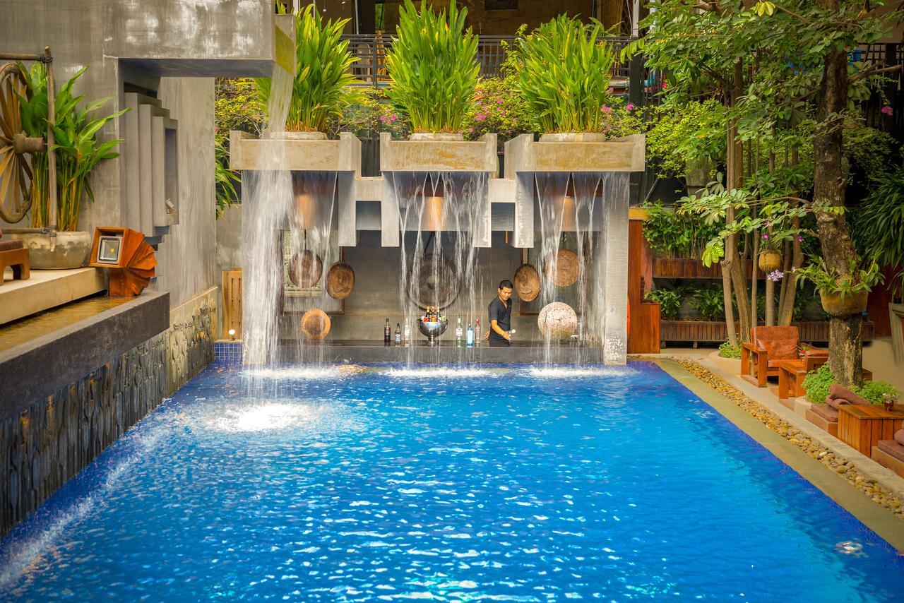 Golden Temple Residence Сиемрип Экстерьер фото A swimming pool with a waterfall