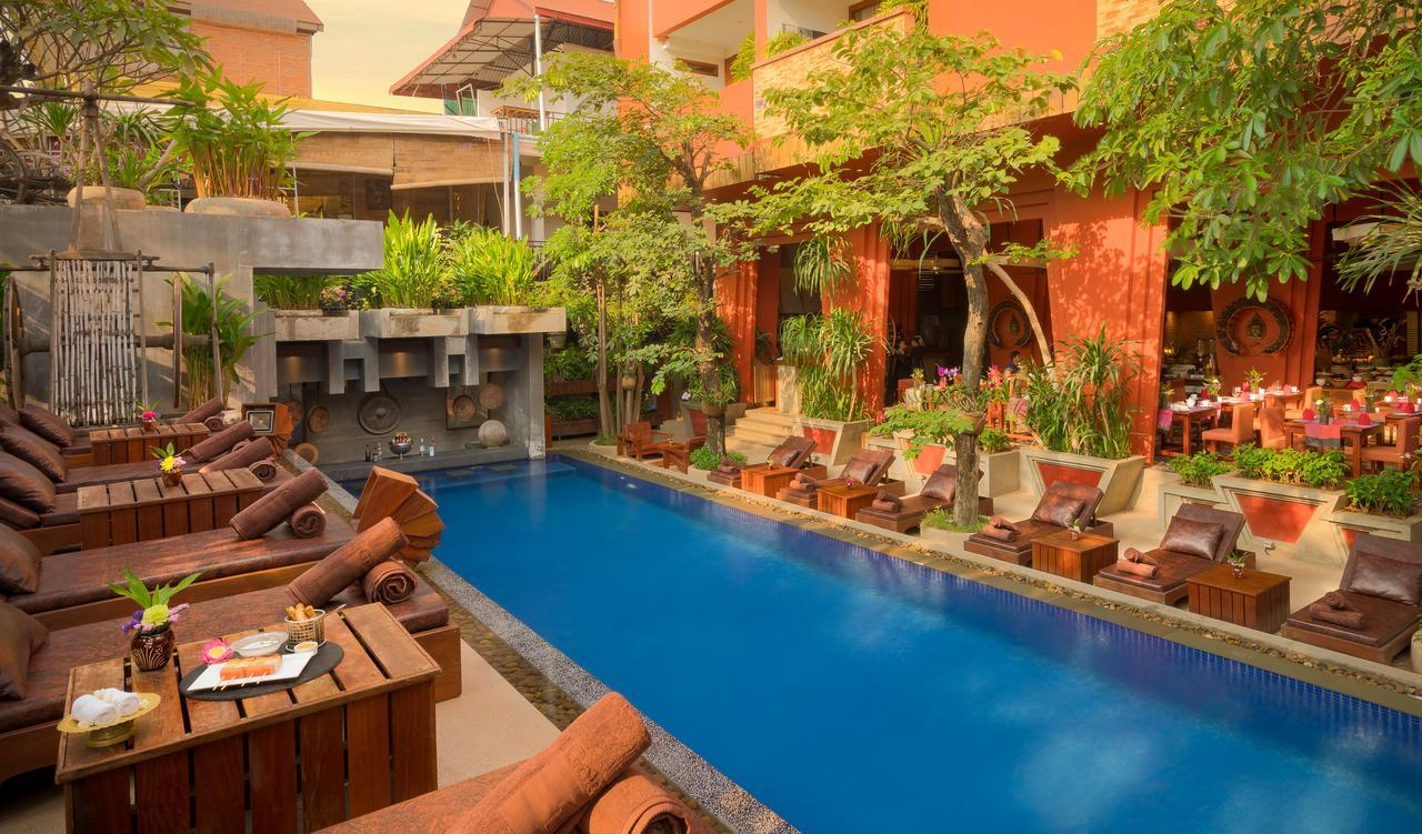 Golden Temple Residence Сиемрип Экстерьер фото The swimming pool at the hotel