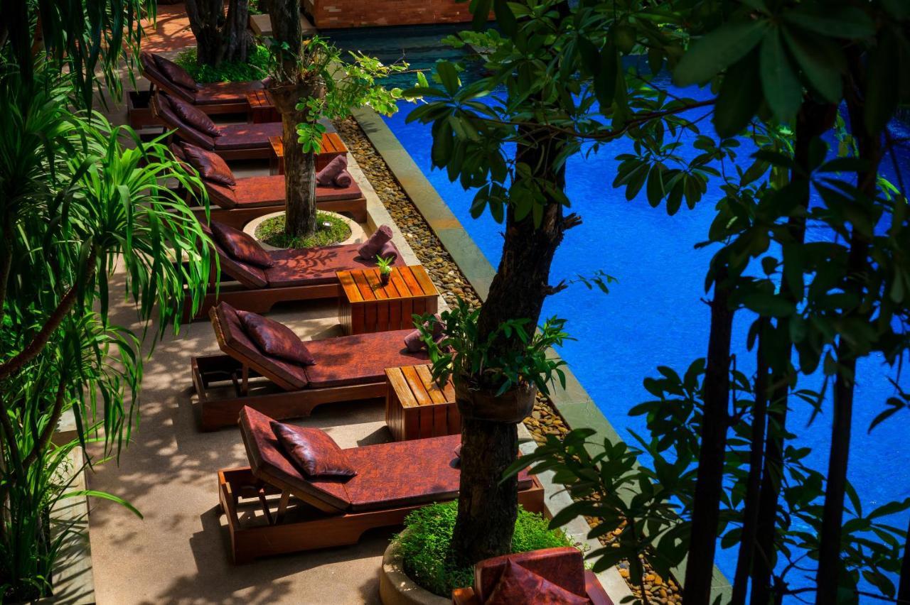 Golden Temple Residence Сиемрип Экстерьер фото The swimming pool at the hotel